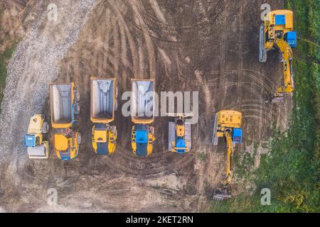 Loriol sur Drome, Frankreich - 11. November 2022: Bagger und Muldenkipper arbeiten während des Baus des Viadukts am Drôme. Abweichung o Stockfoto