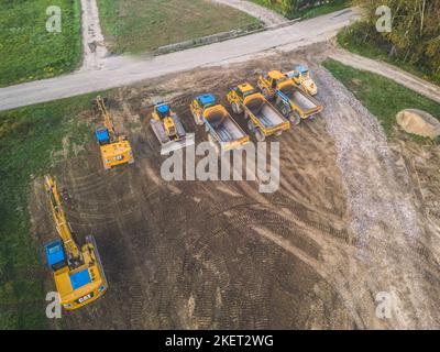 Loriol sur Drome, Frankreich - 11. November 2022: Bagger und Muldenkipper arbeiten während des Baus des Viadukts am Drôme. Abweichung o Stockfoto