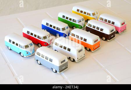 Stadt: Marilia, São Paulo, Brasilien - 23. Juni 2022: VW Auto Miniaturen für Fracht und Transport in verschiedenen Farben. Miniaturen im Diecast-Maßstab. : Editorial Stockfoto