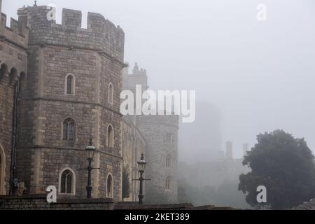 Windsor, Großbritannien. 14.. November 2022. Ein nebeliges Schloss Windsor zum Geburtstag von König Charles. Nach einem schönen, sonnigen Tag gestern war es ein nebliger Morgen in Windsor, in der Grafschaft. Bis heute Morgen um 10am Uhr gab das Met Office eine gelbe Wetterwarnung für Nebel aus. Quelle: Maureen McLean/Alamy Live News Stockfoto