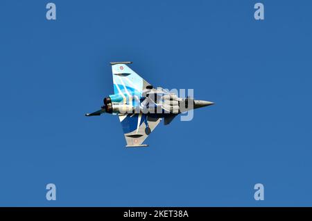 Gdynia, Polen - 22. August 2021: Flug des französischen Kampfflugzeugs Dassault Rafale der Luftwaffe auf der Aero Baltic Show in Gdynia, Polen. Stockfoto