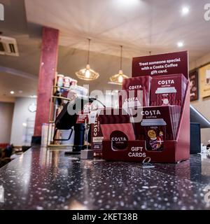 Epsom Surrey, London, Großbritannien, November 14 2022, Costa Coffee Shop Geschenkkartendisplay ohne Personen Stockfoto