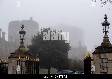 Windsor, Großbritannien. 14.. November 2022. Ein nebeliges Schloss Windsor zum Geburtstag von König Charles. Nach einem schönen, sonnigen Tag gestern war es ein nebliger Morgen in Windsor, in der Grafschaft. Bis heute Morgen um 10am Uhr gab das Met Office eine gelbe Wetterwarnung für Nebel aus. Quelle: Maureen McLean/Alamy Live News Stockfoto