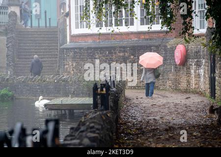 Windsor, Großbritannien. 14.. November 2022. Eine Dame spaziert entlang Jennings Wharft neben der Themse. Nach einem schönen, sonnigen Tag gestern war es ein nebliger Morgen in Windsor, in der Grafschaft. Bis heute Morgen um 10am Uhr gab das Met Office eine gelbe Wetterwarnung für Nebel aus. Quelle: Maureen McLean/Alamy Live News Stockfoto