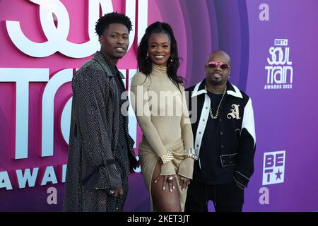 Las Vegas, Usa. 13.. November 2022. (L-R) David 'Lucky Daye' Brown, Ari Lennox und Jermaine Dubri kommen am Sonntag, den 13. November 2022, zu den Soul Train Awards 2022 in der Orleans Arena im Orleans Hotel and Casino in Las Vegas, Nevada, an. Foto von James Atoa/UPI Credit: UPI/Alamy Live News Stockfoto