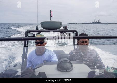 Badung, Indonesien. 13.. November 2022. Die indonesische Marine führt eine Sicherheitspatrouille in der Benoa Bay durch, um die Sicherheit des Bali-Gipfels G20 zu unterstützen. Indonesien hat am 15. Und 16. November 2022 in Nusa Dua, Bali, die Gruppe von 17. G20 Staats- und Regierungschefs abgehalten. Kredit: SOPA Images Limited/Alamy Live Nachrichten Stockfoto