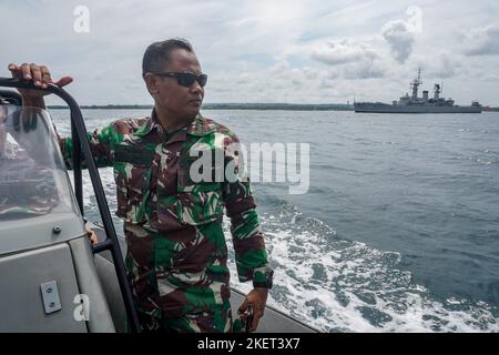 Badung, Indonesien. 13.. November 2022. Die indonesische Marine führt eine Sicherheitspatrouille in der Benoa Bay durch, um die Sicherheit des Bali-Gipfels G20 zu unterstützen. Indonesien hat am 15. Und 16. November 2022 in Nusa Dua, Bali, die Gruppe von 17. G20 Staats- und Regierungschefs abgehalten. Kredit: SOPA Images Limited/Alamy Live Nachrichten Stockfoto