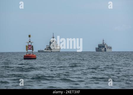 Badung, Indonesien. 13.. November 2022. Die indonesischen Navy Ships führen eine Sicherheitspatrouille in der Benoa Bay durch, um die Sicherheit des Bali Summit G20 zu unterstützen. Indonesien hat am 15. Und 16. November 2022 in Nusa Dua, Bali, die Gruppe von 17. G20 Staats- und Regierungschefs abgehalten. Kredit: SOPA Images Limited/Alamy Live Nachrichten Stockfoto
