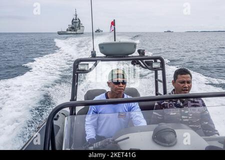 Badung, Indonesien. 13.. November 2022. Die indonesische Marine führt eine Sicherheitspatrouille in der Benoa Bay durch, um die Sicherheit des Bali-Gipfels G20 zu unterstützen. Indonesien hat am 15. Und 16. November 2022 in Nusa Dua, Bali, die Gruppe von 17. G20 Staats- und Regierungschefs abgehalten. Kredit: SOPA Images Limited/Alamy Live Nachrichten Stockfoto