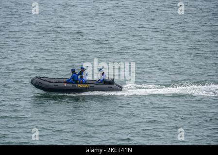 Badung, Indonesien. 13.. November 2022. Die indonesische Polizei führt eine Sicherheitspatrouille in der Benoa Bay durch, um die Sicherheit des Gipfels von Bali G20 zu unterstützen. Indonesien hat am 15. Und 16. November 2022 in Nusa Dua, Bali, die Gruppe von 17. G20 Staats- und Regierungschefs abgehalten. Kredit: SOPA Images Limited/Alamy Live Nachrichten Stockfoto