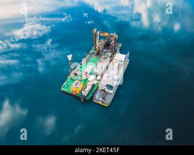 Le Pouzin, Frankreich - 22. November 2022: Wasserkahn mit Flussbettbagger an der Rhone in Frankreich Stockfoto