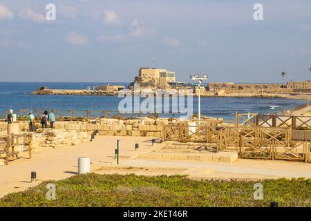 November 2022, die alten römischen Gebäude, die Teil von Caeserea Maritima an der Mittelmeerküste von Israel. Stockfoto