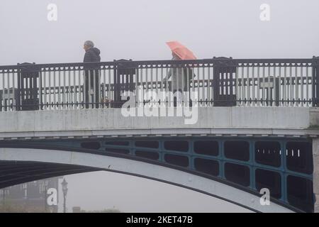 Windsor, Großbritannien. 14.. November 2022. Nebel über der Windsor Bridge über der Themse. Nach einem schönen, sonnigen Tag gestern war es ein nebliger Morgen in Windsor, in der Grafschaft. Bis heute Morgen um 10am Uhr gab das Met Office eine gelbe Wetterwarnung für Nebel aus. Quelle: Maureen McLean/Alamy Live News Stockfoto