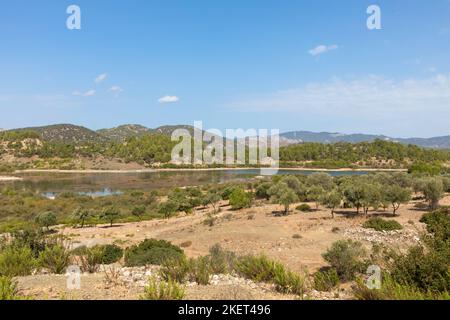 Panoramablick auf den Gadouras-Staudamm. Lösung der wichtigen und entscheidenden Probleme der Wasserversorgung.Rhodos, Griechenland. Stockfoto