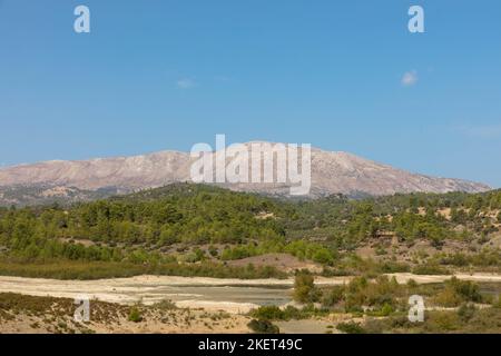 Panoramablick auf den Gadouras-Staudamm. Lösung der wichtigen und entscheidenden Probleme der Wasserversorgung.Rhodos, Griechenland. Stockfoto