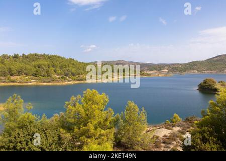 Panoramablick auf den Gadouras-Staudamm. Lösung der wichtigen und entscheidenden Probleme der Wasserversorgung.Rhodos, Griechenland. Stockfoto