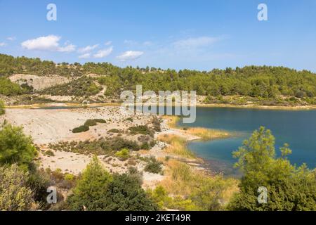 Panoramablick auf den Gadouras-Staudamm. Lösung der wichtigen und entscheidenden Probleme der Wasserversorgung.Rhodos, Griechenland. Stockfoto