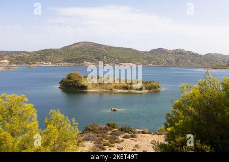 Panoramablick auf den Gadouras-Staudamm. Lösung der wichtigen und entscheidenden Probleme der Wasserversorgung.Rhodos, Griechenland. Stockfoto