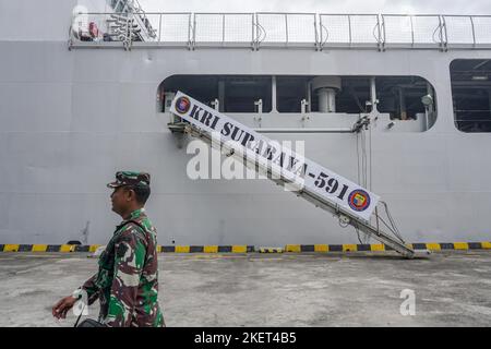 Badung, Indonesien. 13.. November 2022. Ein Militärmitglied überquert das indonesische Navy-Schiff KRI Surabaya-591, das am Hafen von Benoa anlegt, um die Sicherheit des Bali-Gipfels von G20 zu unterstützen. Indonesien hat am 15. Und 16. November 2022 in Nusa Dua, Bali, die Gruppe von 17. G20 Staats- und Regierungschefs abgehalten. (Foto von Dicky Bisinglasi/SOPA Images/Sipa USA) Quelle: SIPA USA/Alamy Live News Stockfoto