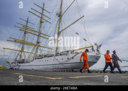 Badung, Indonesien. 13.. November 2022. Mitglieder der Marine und die Such- und Rettungskräfte laufen über das indonesische Navy-Schiff KRI Bima Suci, das am Hafen von Benoa anlegt, um die Sicherheit des Bali Summit G20 zu unterstützen. Indonesien hat am 15. Und 16. November 2022 in Nusa Dua, Bali, die Gruppe von 17. G20 Staats- und Regierungschefs abgehalten. (Foto von Dicky Bisinglasi/SOPA Images/Sipa USA) Quelle: SIPA USA/Alamy Live News Stockfoto