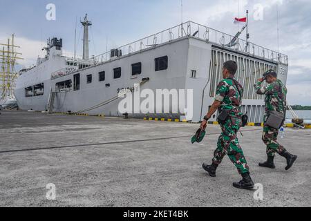 Badung, Indonesien. 13.. November 2022. Zwei Militärmitglieder laufen über das indonesische Navy-Schiff KRI Surabaya-591, das am Hafen von Benoa anlegt, um die Sicherheit des Bali Summit G20 zu unterstützen. Indonesien hat am 15. Und 16. November 2022 in Nusa Dua, Bali, die Gruppe von 17. G20 Staats- und Regierungschefs abgehalten. (Foto von Dicky Bisinglasi/SOPA Images/Sipa USA) Quelle: SIPA USA/Alamy Live News Stockfoto