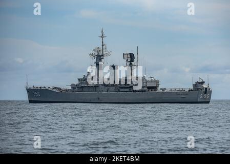 Badung, Indonesien. 13.. November 2022. Das indonesische Navy-Schiff, KRI Karel Satsuit Tubun-356, führt eine Sicherheitspatrouille in der Benoa Bay durch, um die Sicherheit des Bali-Gipfels G20 zu unterstützen. Indonesien hat am 15. Und 16. November 2022 in Nusa Dua, Bali, die Gruppe von 17. G20 Staats- und Regierungschefs abgehalten. (Foto von Dicky Bisinglasi/SOPA Images/Sipa USA) Quelle: SIPA USA/Alamy Live News Stockfoto
