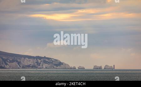 Überqueren der Solent von Lymington nach Yarmouth auf der Insel Wight mit Blick auf die Needles Südostengland Stockfoto