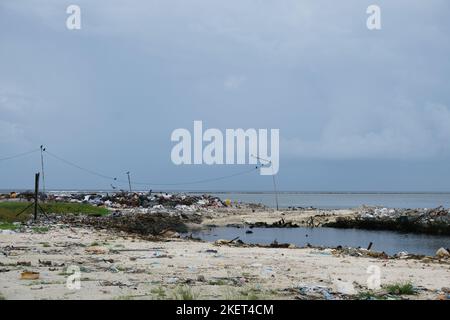 Die öffentliche Mülldeponie mit Meeresmüll und Müll in Maafushi, malediven. Stockfoto