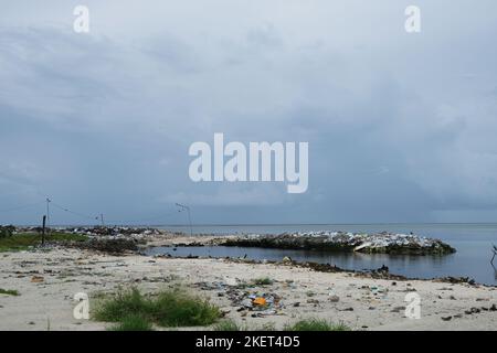 Die öffentliche Mülldeponie mit Meeresmüll und Müll in Maafushi, malediven. Stockfoto