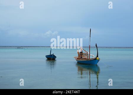 Ein Dhoni ist ein traditionelles Mehrzweck-Segelschiff mit Motor- oder Lateen-Segeln, das auf den Malediven, Südindien und Sri Lanka eingesetzt wird. Stockfoto