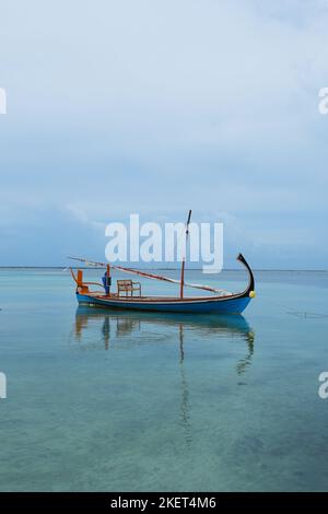 Ein Dhoni ist ein traditionelles Mehrzweck-Segelschiff mit Motor- oder Lateen-Segeln, das auf den Malediven, Südindien und Sri Lanka eingesetzt wird. Stockfoto