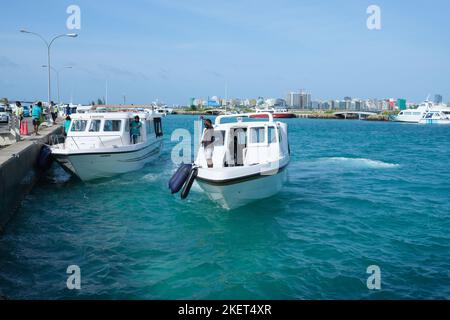 Der Hafen am Malediven International Airport mit Fähre. Stockfoto