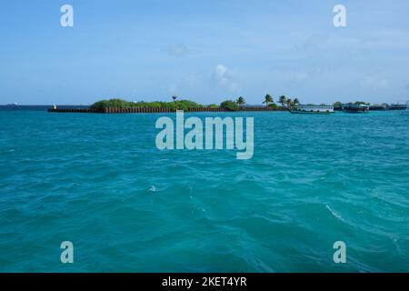 Der Hafen am Malediven International Airport mit Fähre. Stockfoto