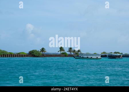 Der Hafen am Malediven International Airport mit Fähre. Stockfoto