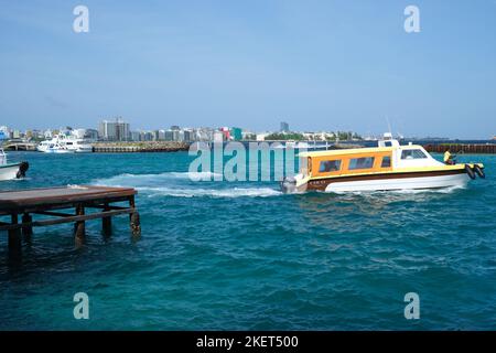 Der Hafen am Malediven International Airport mit Fähre. Stockfoto