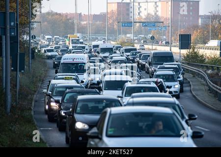 Berlin, Deutschland. 14.. November 2022. Fahrzeuge stehen dicht beieinander an der Ausfahrt der Stadtautobahn am Sachsendamm. Dort hatten Aktivisten der Gruppe "Last Generation" versucht, eine Blockade zu errichten. Jedoch mit wenig Erfolg. So verhinderten Polizeibeamte am Sachsendamm und auch am Tempelhofer Damm, dass Aktivisten in großer Zahl auf der Straße festsaßen. Nur sporadisch erreichten die Aktivisten ihr Ziel. Quelle: Paul Zinken/dpa/Alamy Live News Stockfoto