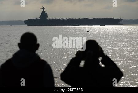 Die Menschen schauen nach, wie die USS Gerald R. Ford in die Stokes Bay im Solent eintrifft, da das „größte Kriegsschiff der Welt“ während seiner Jungfernfahrt vier Tage vor der Küste von Hampshire vor Anker gehen wird. Bilddatum: Montag, 14. November 2022. Stockfoto