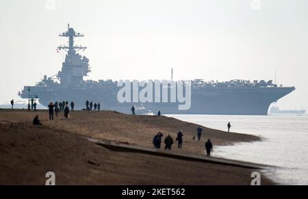 Die USS Gerald R. Ford macht sich auf den Weg in die Stokes Bay im Solent, da das „größte Kriegsschiff der Welt“ während seiner Jungfernfahrt vier Tage vor der Küste von Hampshire vor Anker gehen wird. Bilddatum: Montag, 14. November 2022. Stockfoto