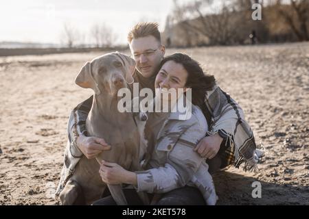 Menschen mit 2 Hunden Stockfoto