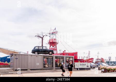 Eine Skulptur eines londoner Taxis mit einem Metallbaum, der oben auf dem Obstgarten-Café trinity Boje Wharf wächst Stockfoto