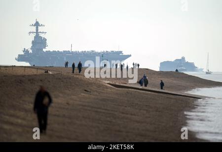 Die USS Gerald R. Ford macht sich auf den Weg in die Stokes Bay im Solent, da das „größte Kriegsschiff der Welt“ während seiner Jungfernfahrt vier Tage vor der Küste von Hampshire vor Anker gehen wird. Bilddatum: Montag, 14. November 2022. Stockfoto