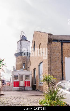 Fat Boys Diner, das café im amerikanischen Stil am trinity Boje Wharf neben der themse in London. Zeigt den Leuchtturm des trinity House im Hintergrund Stockfoto