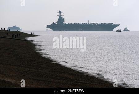 Die USS Gerald R. Ford macht sich auf den Weg in die Stokes Bay im Solent, da das „größte Kriegsschiff der Welt“ während seiner Jungfernfahrt vier Tage vor der Küste von Hampshire vor Anker gehen wird. Bilddatum: Montag, 14. November 2022. Stockfoto