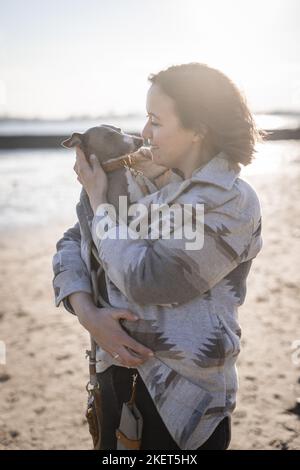Frau und italienisches Windspiel Stockfoto