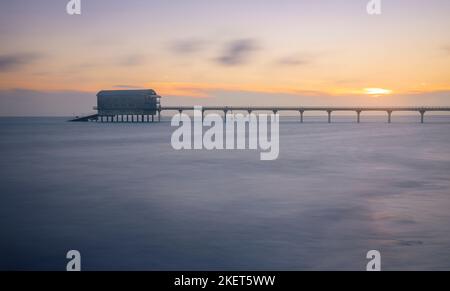 November Sonnenaufgang am Bembridge Pier und Rettungsbootstation Isle of Wight Südostengland Stockfoto