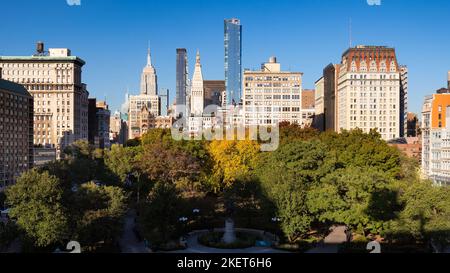 Erhöhter Blick auf den Union Square Park mit den umliegenden Wolkenkratzern im Herbst. Manhattan, New York City Stockfoto