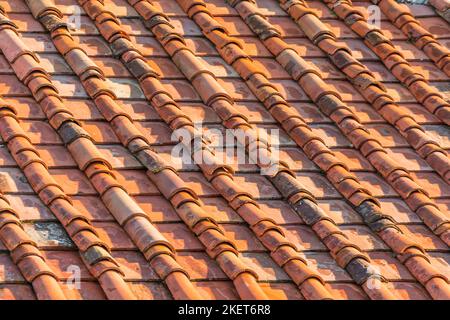 Orangefarbene Keramikfliesen auf dem Dach eines Gebäudes Stockfoto