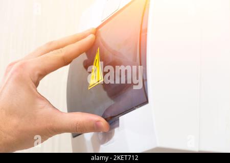 Hand ist offene Art elektrische Phase Blitzschild, wurde an der Wand installiert. Stockfoto