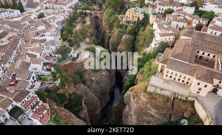 Luftdrohnenansicht des Dorfes Ronda. Weiße Dörfer in der Provinz Malaga, Andalusien, Spanien. Schönes Dorf auf der Klippe des Berges. Stockfoto