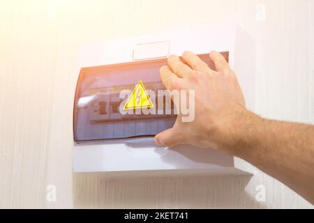 Hand ist offene Art elektrische Phase Blitzschild, wurde an der Wand installiert. Stockfoto